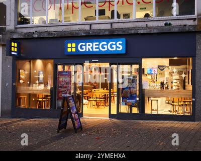 Negozio di prodotti da forno Greggs, outlet della catena di panetteria nazionale del Regno Unito. Plymouth, Regno Unito Foto Stock