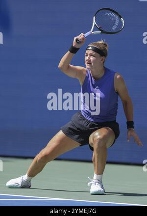 La tennista Karolina Muchova della Repubblica Ceca in azione agli US Open 2024 Championships, Billie Jean King Tennis Center, Queens, New York, USA Foto Stock