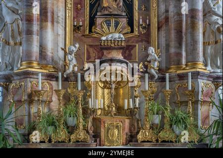 L'altare maggiore con candele e tabernacolo, San Giorgio e Florian è una chiesa parrocchiale cattolica elencata a Reicholzried, Allgaeu, Baviera, Germania, Europa Foto Stock