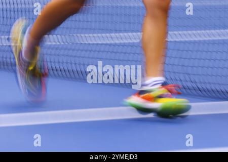 Le gambe sfocate di una ballgirl durante una partita agli US Open 2024 Championships, Billie Jean King Tennis Center, Queens, New York, USA, Nord America Foto Stock
