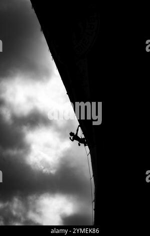 LUBIN, POLONIA - 30 SETTEMBRE 2023: X Memorial Iwony Buczek, gara di arrampicata e camminata sul tropico. Silhouette scura di un uomo arrampicatore Foto Stock