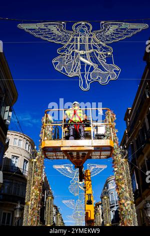 21 novembre 2024, Spagna, Málaga: Le luci di Natale sono allestite in Calle Larios a Malaga. Il 29 novembre, sono accesi durante una celebrazione del cantante Casal. Foto: Frank Molter/dpa Foto Stock