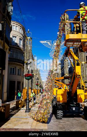 21 novembre 2024, Spagna, Málaga: Le luci di Natale sono allestite in Calle Larios a Malaga. Il 29 novembre, sono accesi durante una celebrazione del cantante Casal. Foto: Frank Molter/dpa Foto Stock