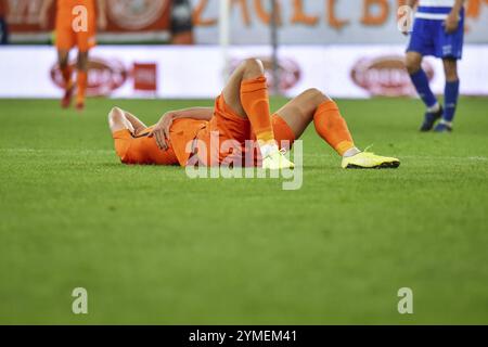 Il calciatore ferito giace sul campo. Foto Stock