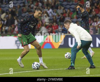 Partita di calcio, Cristiano RONALDO CR7 Portogallo scaldarsi davanti alla partita con tecnica e palla, Estadio do Dragao, Porto, Portogallo, Europa Foto Stock