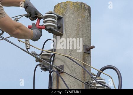 Immagine simbolica sul tema della rete elettrica, dello smantellamento della rete elettrica, della sicurezza energetica, ecc. Foto Stock