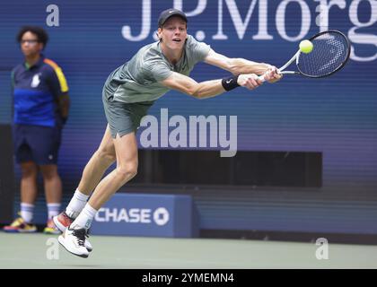 Il tennista Jannik Sinner dell'Italia in azione agli US Open 2024 Championships, Billie Jean King Tennis Center, Queens, New York, USA, Nord America Foto Stock