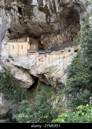 Santuario della grotta Santa di Covadonga costruito nella roccia, Asturie, Spagna Foto Stock