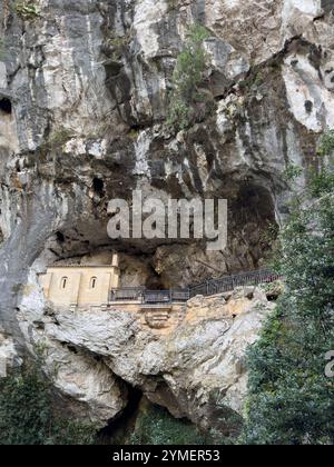 Santuario della grotta Santa di Covadonga costruito nella roccia, Asturie, Spagna Foto Stock