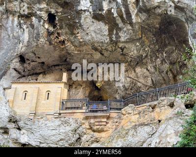 Santuario della grotta Santa di Covadonga costruito nella roccia, Asturie, Spagna Foto Stock