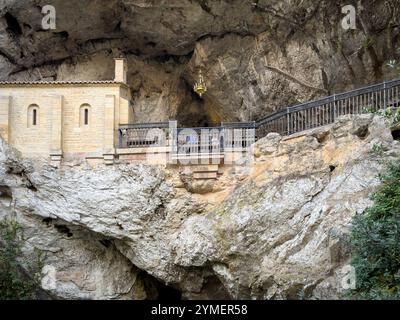 Santuario della grotta Santa di Covadonga costruito nella roccia, Asturie, Spagna Foto Stock