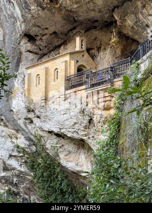 Santuario della grotta Santa di Covadonga costruito nella roccia, Asturie, Spagna Foto Stock