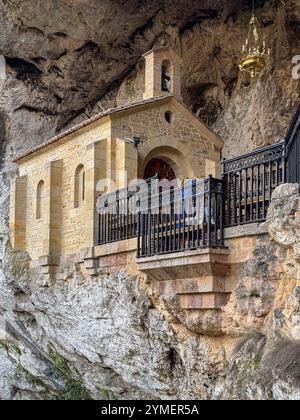 Santuario della grotta Santa di Covadonga costruito nella roccia, Asturie, Spagna Foto Stock