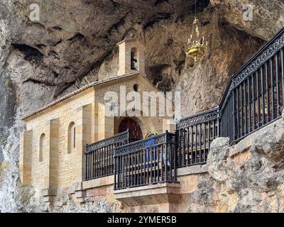 Santuario della grotta Santa di Covadonga costruito nella roccia, Asturie, Spagna Foto Stock