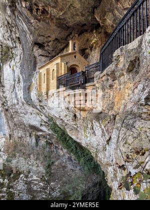 Santuario della grotta Santa di Covadonga costruito nella roccia, Asturie, Spagna Foto Stock