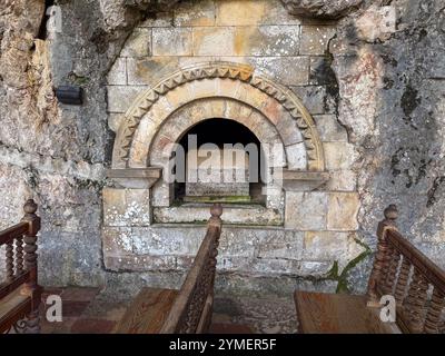 Tomba di re Pelayo (o Don Pelayo) nel Santuario della Sacra Grotta di Covadonga costruito nella roccia, Asturie, Spagna Foto Stock