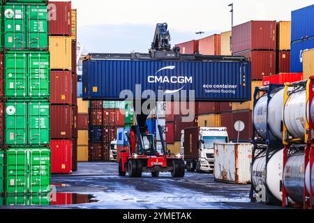 Duisburg, Germania. 21 novembre 2024. Un container viene trasportato nel porto interno di Duisburg Ruhrort. Crediti: Oliver Berg/dpa/Alamy Live News Foto Stock