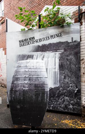 Il cartellone storico del Niagara News con il barile a Daredevil Alley nel Queen Street District, Niagara Falls, Ontario, Canada Foto Stock