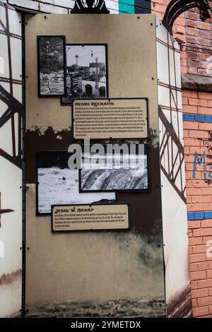 Henri Rechatin e Jesse W. Sharp insegnano a Daredevil Alley nel Queen Street District, Niagara Falls, Ontario, Canada Foto Stock