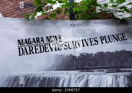 Insegna storica del Niagara News a Daredevil Alley nel Queen Street District, Niagara Falls, Ontario, Canada Foto Stock