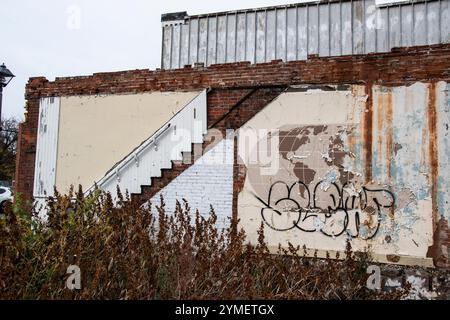 Graffiti sui resti di un edificio demolito accanto in Erie Avenue nel Queen Street District a Niagara Falls, Ontario, Canada Foto Stock