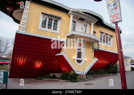 Casa a testa in giù su Clifton Hill a Niagara Falls, Ontario, Canada Foto Stock