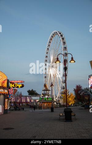 Sky Wheel su Clifton Hill a Niagara Falls, Ontario, Canada Foto Stock