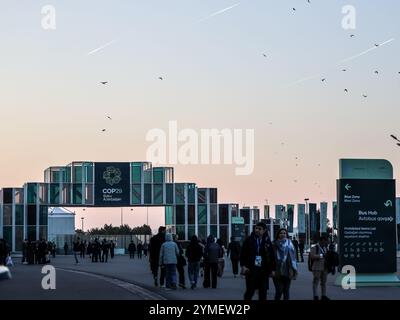 Baku, Azerbaigian. 21 novembre 2024. I partecipanti camminano accanto all'ingresso principale della Blue zone durante la Conferenza delle Nazioni Unite sui cambiamenti climatici COP29, un evento tenuto dalla Convenzione quadro delle Nazioni Unite sui cambiamenti climatici (UNFCCC) allo Stadio Olimpico di Baku. La COP29, in vigore dal novembre 11-22, si concentra sui finanziamenti per l'energia pulita a compensazione di carbonio. Credito: SOPA Images Limited/Alamy Live News Foto Stock