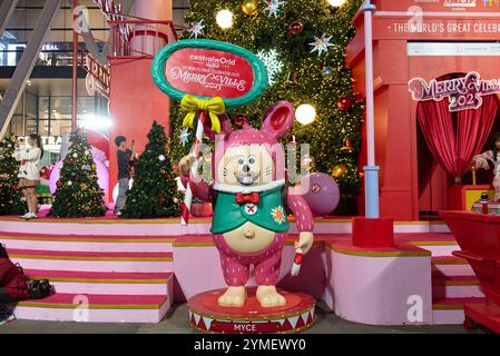 Bangkok, Thailandia. 21 novembre 2024. BANGKOK, THAILANDIA 21 novembre 2024 - gli artisti creano giocattoli artistici, personaggi vari, esposti all'evento CentralWorld X J.P. TOYS GALLERY presentano Merry Ville 2025 e più di 50 giocattoli artistici nel cortile anteriore del centro commerciale CentralWorld. (Foto di Teera Noisakran/Sipa USA) credito: SIPA USA/Alamy Live News Foto Stock