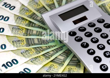 100 banconote in euro con calcolatore, concetto di pianificazione finanziaria per famiglia, impresa o investimento, contante con calcolatore primo piano Foto Stock