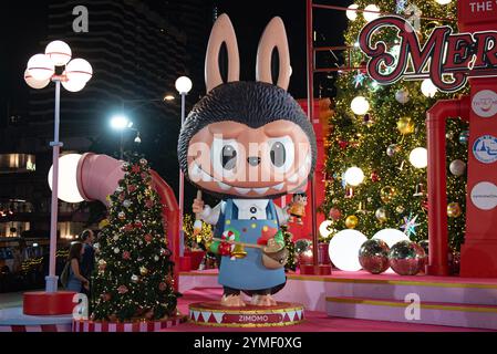 Bangkok, Thailandia. 21 novembre 2024. BANGKOK, THAILANDIA 21 novembre 2024 - gli artisti creano giocattoli artistici, personaggi vari, esposti all'evento CentralWorld X J.P. TOYS GALLERY presentano Merry Ville 2025 e più di 50 giocattoli artistici nel cortile anteriore del centro commerciale CentralWorld. (Foto di Teera Noisakran/Sipa USA) credito: SIPA USA/Alamy Live News Foto Stock