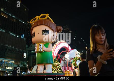 Bangkok, Thailandia. 21 novembre 2024. BANGKOK, THAILANDIA 21 novembre 2024 - gli artisti creano giocattoli artistici, personaggi vari, esposti all'evento CentralWorld X J.P. TOYS GALLERY presentano Merry Ville 2025 e più di 50 giocattoli artistici nel cortile anteriore del centro commerciale CentralWorld. (Foto di Teera Noisakran/Sipa USA) credito: SIPA USA/Alamy Live News Foto Stock