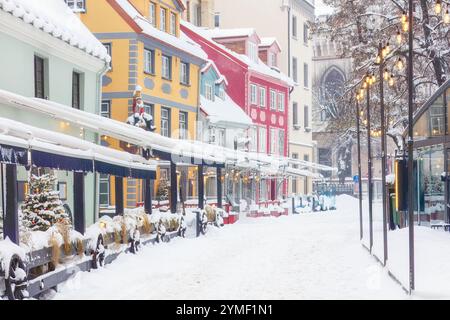 Città vecchia ( Vecriga) edifici colorati lungo la strada innevata a riga, Lettonia. Belle città europee, destinazioni turistiche alla moda, vaca rilassata Foto Stock