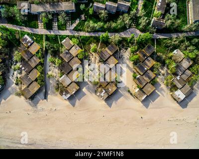 vecchie case in legno con vista dall'alto della spiaggia, foto aeree Foto Stock