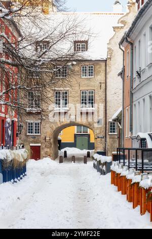 Strada coperta di neve nella città vecchia di riga, Lettonia. Porta svedese, visite turistiche, belle città europee, destinazioni di viaggio alla moda. Foto Stock