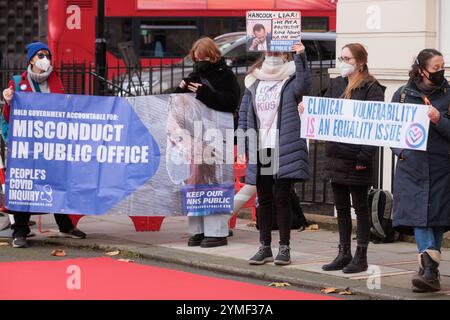 Londra, Regno Unito. 21 novembre 2024. Le famiglie in lutto protestano al di fuori del luogo per l'inchiesta britannica Covid-19. L'inchiesta Covid-19, che ha iniziato a tenere audizioni nel luglio 2022, è ora alla fase del modulo 3. Crediti: Mark Kerrison/Alamy Live News Foto Stock