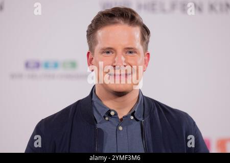 21 novembre 2024, Renania settentrionale-Vestfalia, Hürth: Etienne Bell, presentatore, partecipa al telethon RTL 2024. Foto: Rolf Vennenbernd/dpa Foto Stock