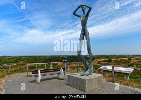 Bronzefigur De Utkieker , Künstler Hannes Helmke, auf der Spiekerooger Aussichtsdüne, Insel Spiekeroog, ostfriesische Inseln, Nordsee, Niedersachsen, Foto Stock