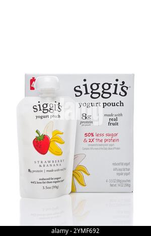 IRVINE, CALIFORNIA - 19 novembre 2024: Una scatola e una busta di yougrt di banana alla fragola di Siggis. Foto Stock