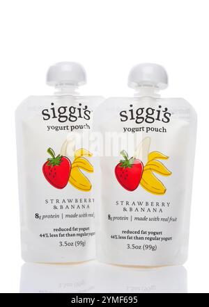 IRVINE, CALIFORNIA - 19 novembre 2024: Due bustine di yougrt di Siggis Strawberry Banana. Foto Stock