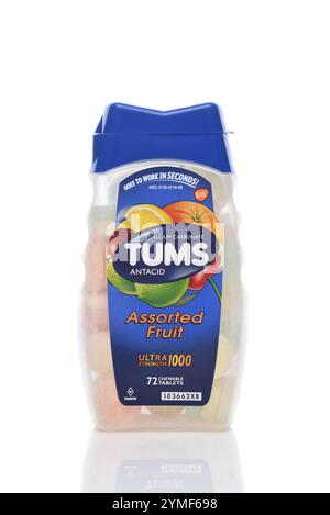 IRVINE, CALIFORNIA - 19 novembre 2024: Un flacone di compresse di antiacidi Tums Ultra 1000. Foto Stock