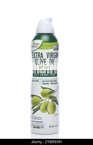 IRVINE, CALIFORNIA - 19 novembre 2024: Spray per olio Extravergine di oliva Simply Nature. Foto Stock