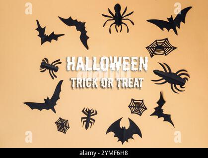 Halloween Trick or Treat è scritto sullo sfondo. Una varietà di pipistrelli e ragni a tema Halloween Foto Stock