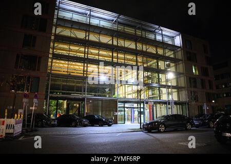 Berlino, Germania. 21 novembre 2024. Un certo numero di limousine sono parcheggiate di fronte alla rappresentanza dello Stato della bassa Sassonia. Crediti: Bernd von Jutrczenka/dpa/Alamy Live News Foto Stock