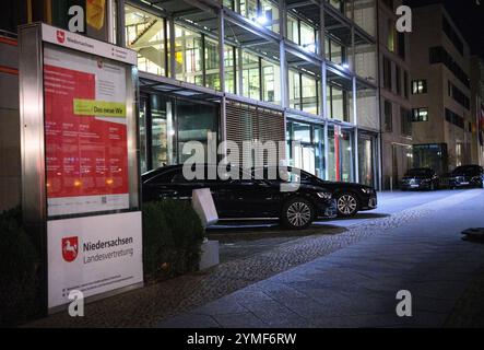 Berlino, Germania. 21 novembre 2024. Un certo numero di limousine sono parcheggiate di fronte alla rappresentanza dello Stato della bassa Sassonia. Crediti: Bernd von Jutrczenka/dpa/Alamy Live News Foto Stock