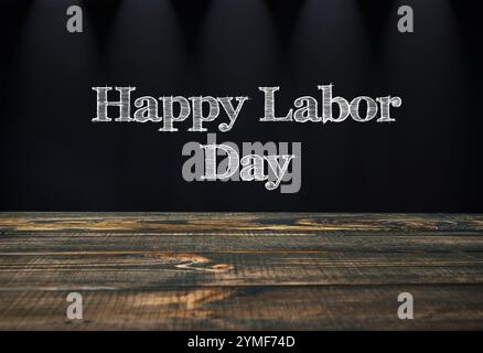 Sfondo nero con lettere bianche che dicono "Happy Labor Day". Le lettere sono in stile corsivo e sembrano essere scritte su una superficie di legno Foto Stock