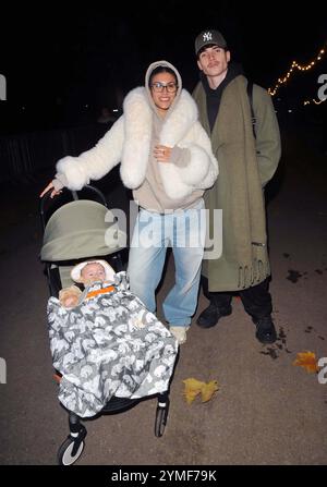 Londra, Regno Unito. 20 novembre 2024. Emily Faye Miller e Cam Holmes e baby al lancio VIP di Hyde Park Winter Wonderland, Hyde Park, mercoledì 20 novembre 2024 a Londra, Inghilterra, Regno Unito. CAP/CAN © CAN/Capital Pictures credito: Capital Pictures/Alamy Live News Foto Stock
