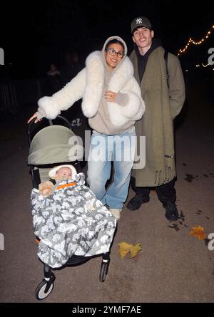 Londra, Regno Unito. 20 novembre 2024. Emily Faye Miller e Cam Holmes e baby al lancio VIP di Hyde Park Winter Wonderland, Hyde Park, mercoledì 20 novembre 2024 a Londra, Inghilterra, Regno Unito. CAP/CAN © CAN/Capital Pictures credito: Capital Pictures/Alamy Live News Foto Stock