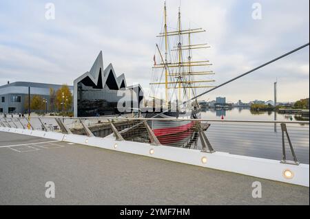 Museo dei trasporti di Glasgow sulla riva settentrionale del fiume Clyde, visto dal ponte pedonale Govan al Partick, Scozia, Regno Unito, Europa Foto Stock