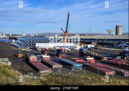 Componenti delle turbine eoliche Nordex in un deposito presso il molo King George V in attesa di essere trasportati, Braehead vicino a Glasgow, Scozia, Regno Unito, Europa Foto Stock